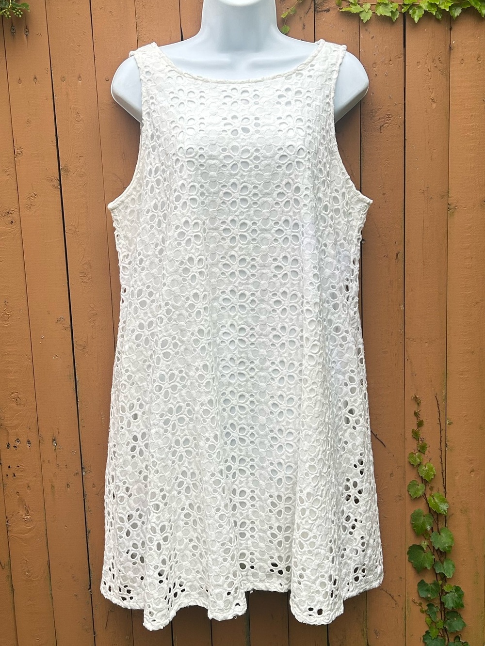 ECI NEW YORK Women’s Sleeveless Eyelet Shift Mini Dress